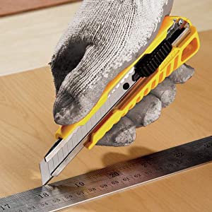 Stanley STHT10276-812 18mm snap-off utility knife with Quick Point blade for construction packaging and workshop cutting